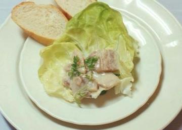 Zoute haring op salade met  crème fraîche en lente-ui